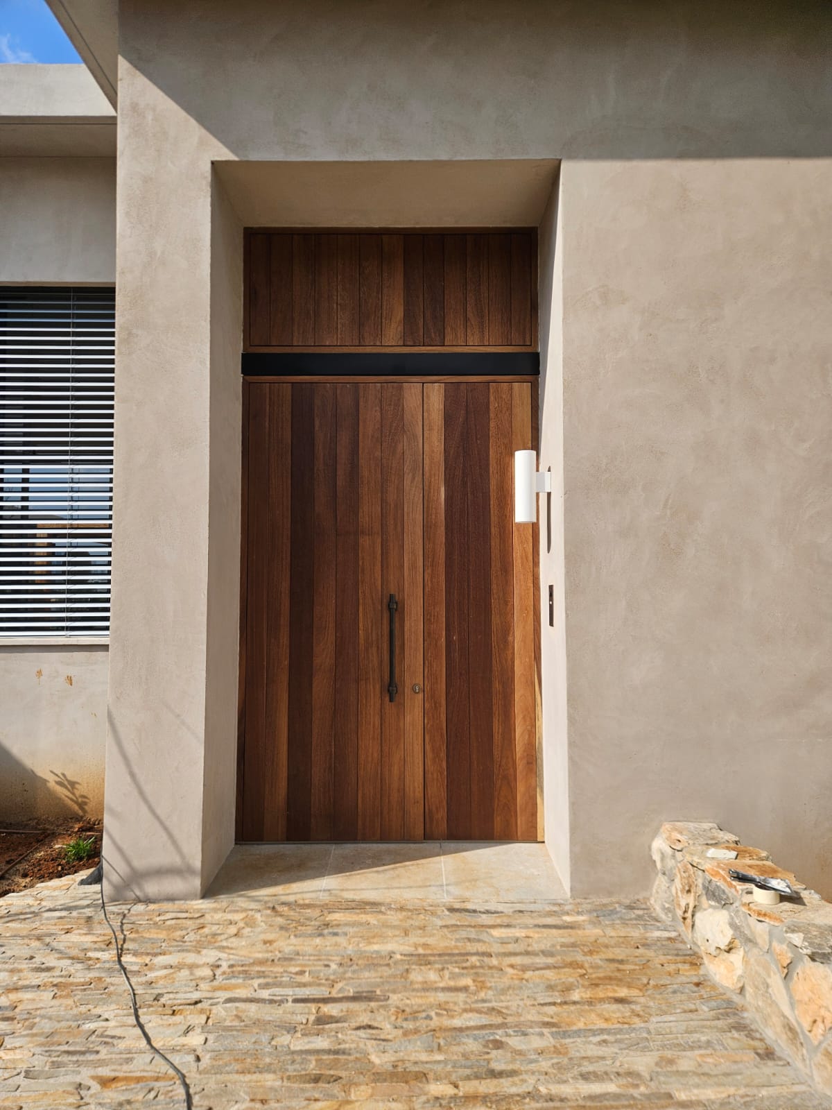 לפני — דלת נסתרת